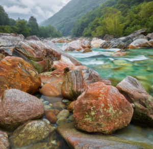 Felsen im Verzascatal, Fluss Verzasca, Tessin, Schweiz Felsen im Verzascatal, Fluss Verzasca, Tessin, Schweiz